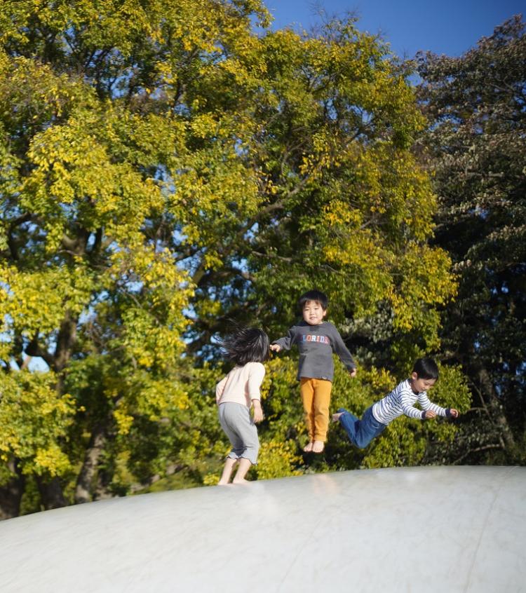 ぼうさいの丘公園のふわふわドームで子どもたちがジャンプして遊んでいる画像