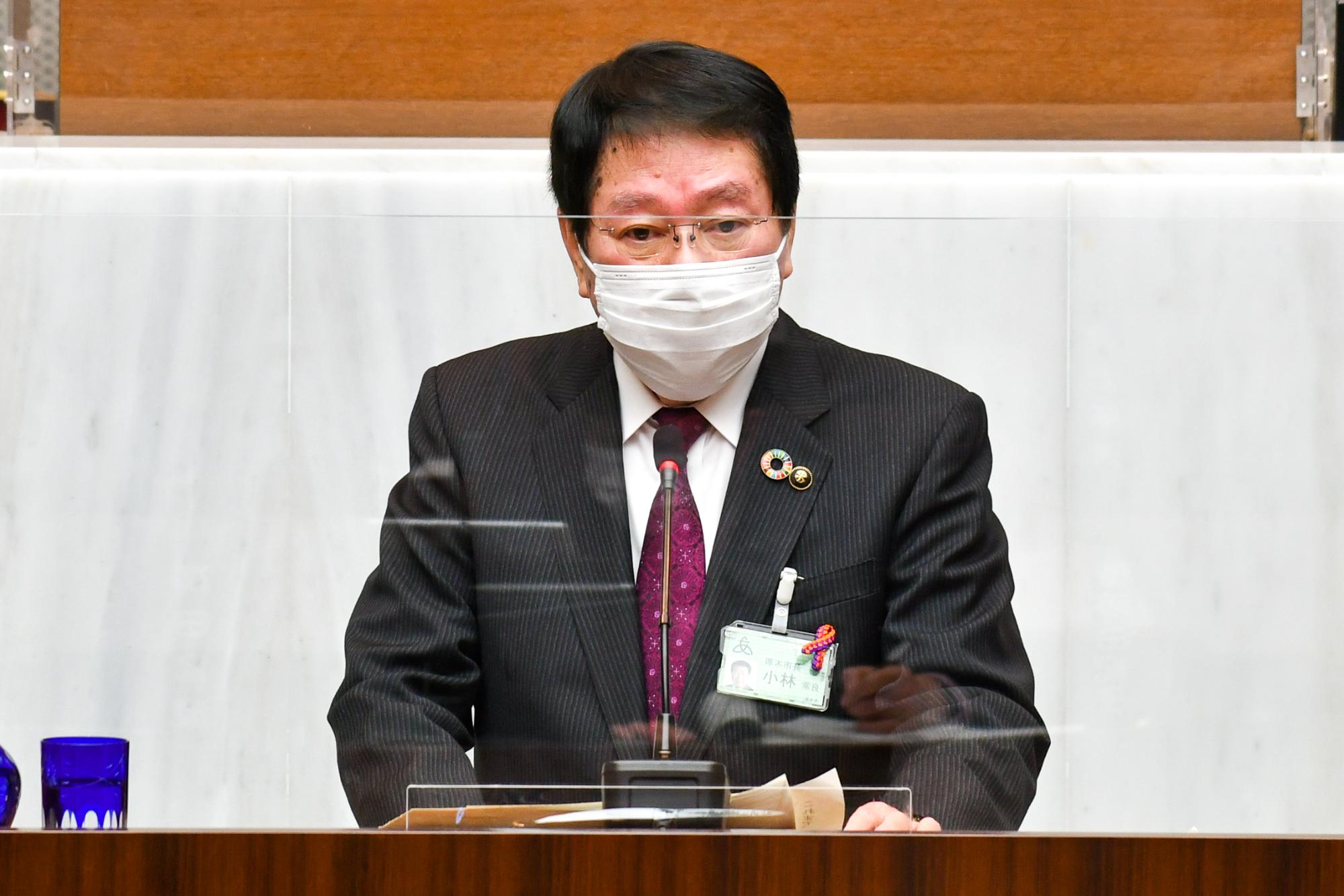 市議会第1回会議で施政方針を表明する小林市長