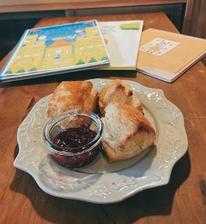 スコーンとジャム