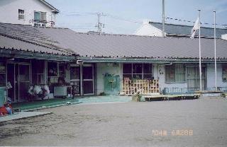 平屋建てで横に長い南毛利保育所の建物外観の写真