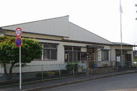 白い壁の平屋建て入口に金網の柵や黒い柵がしてある吾妻町児童館が道路沿いに建っている写真