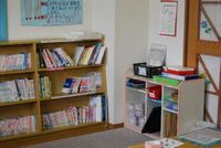 たくさんの本が整理されて置いてある、館内図書室の写真