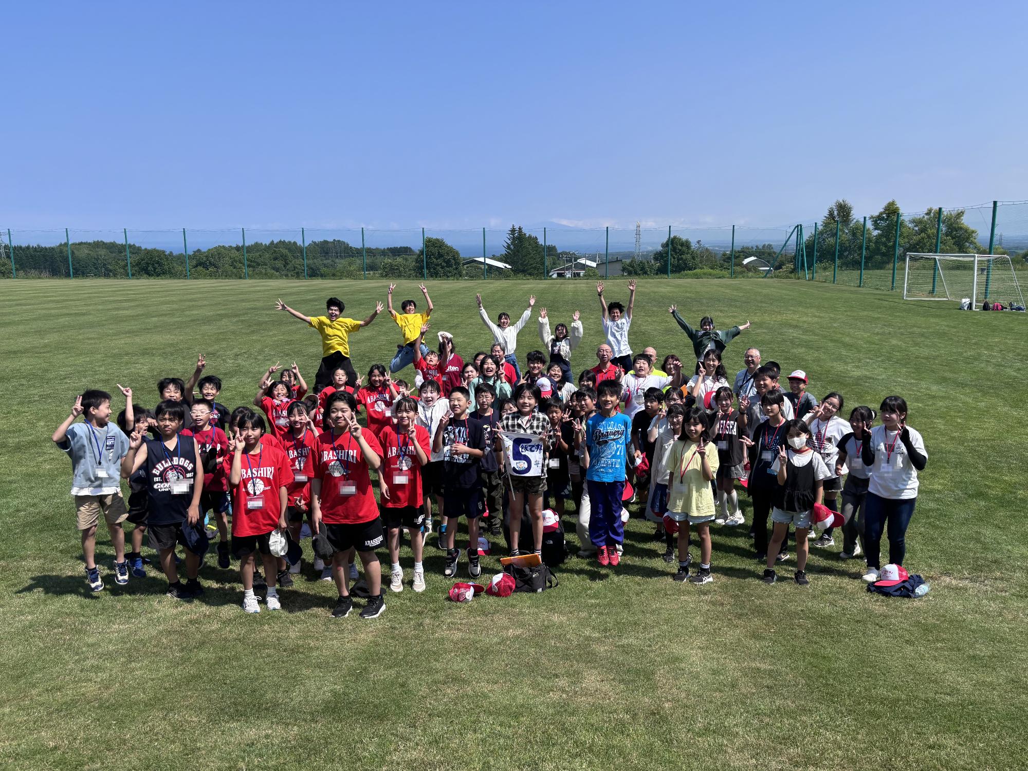 網走市の小学生バスケットボールチームと写真を撮る訪問団