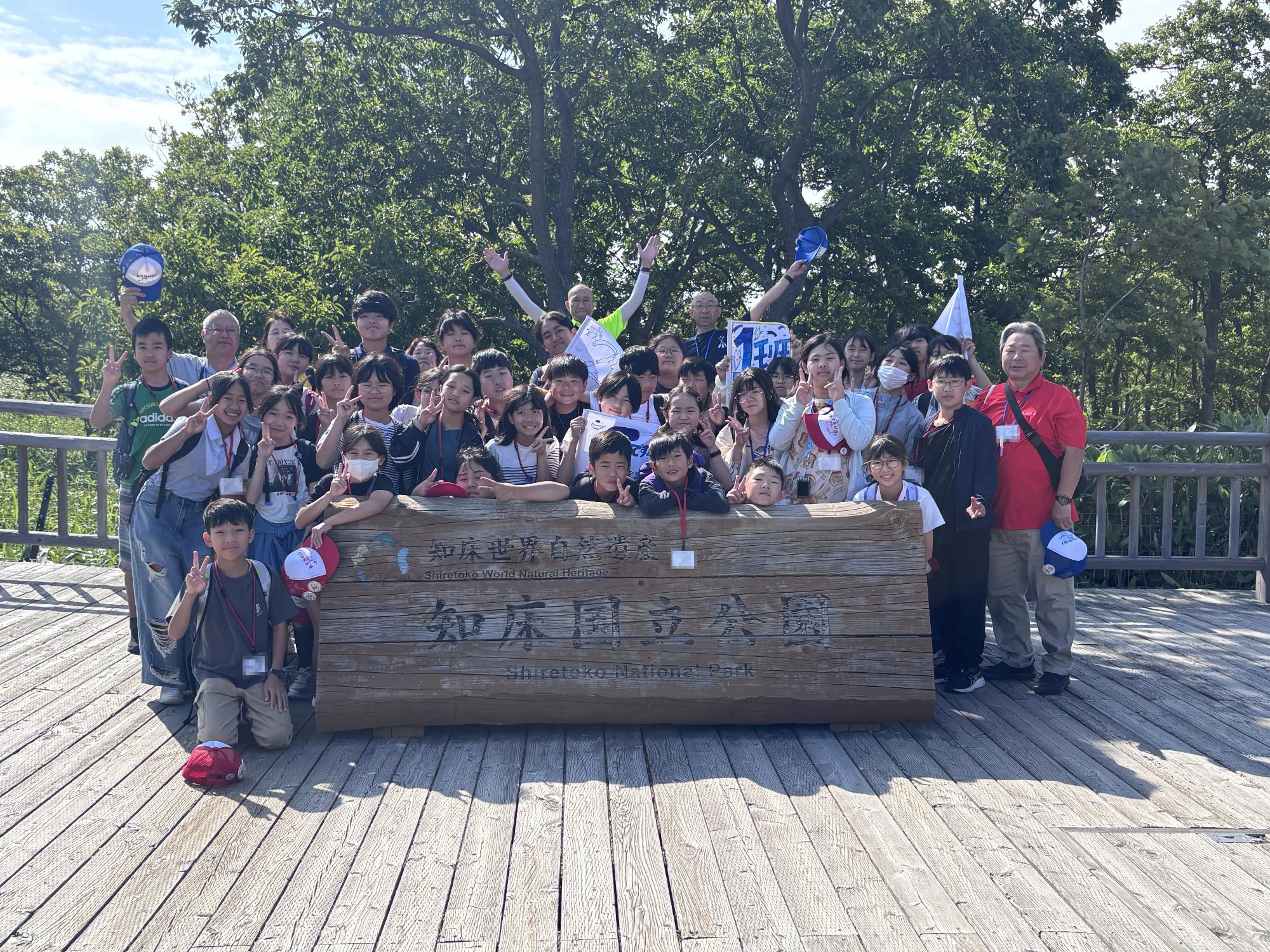 知床五湖を訪問し、集合写真をとる訪問団