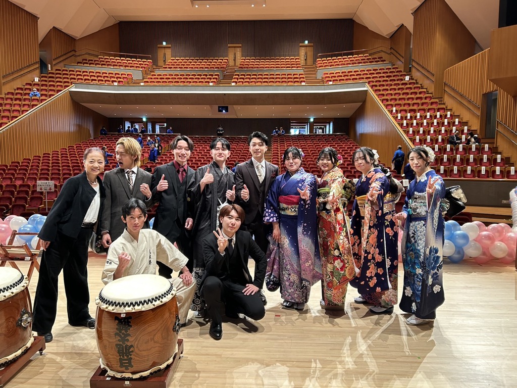 はたちのつどい実行委員の集合写真(ご協力いただいた先生とご一緒に)