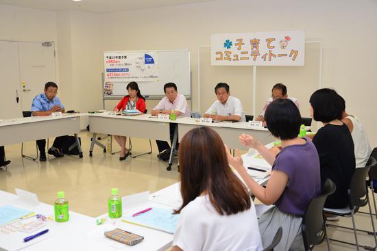 子育てコミュニティトークの参加者がお互いの顔が見えるように四角に設置された席について、意見交換をしている様子の写真