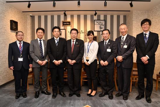 市長と株式会社プレシアの皆さんが並んで笑顔で写っている写真
