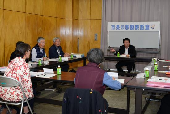 市長の移動談話室の参加者が四角に設置された席について、市長と和やかな雰囲気で話をしている写真