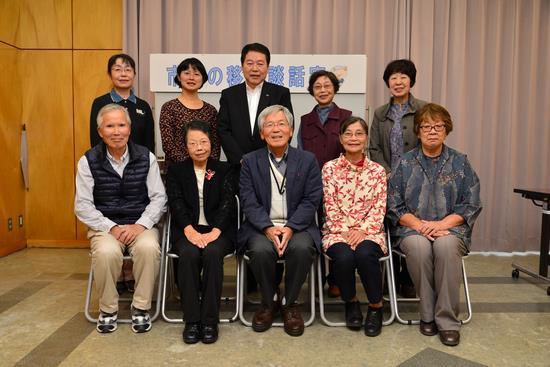 市長の移動談話室に参加された依知の会の皆さんが市長と並んで笑顔で写っている集合写真