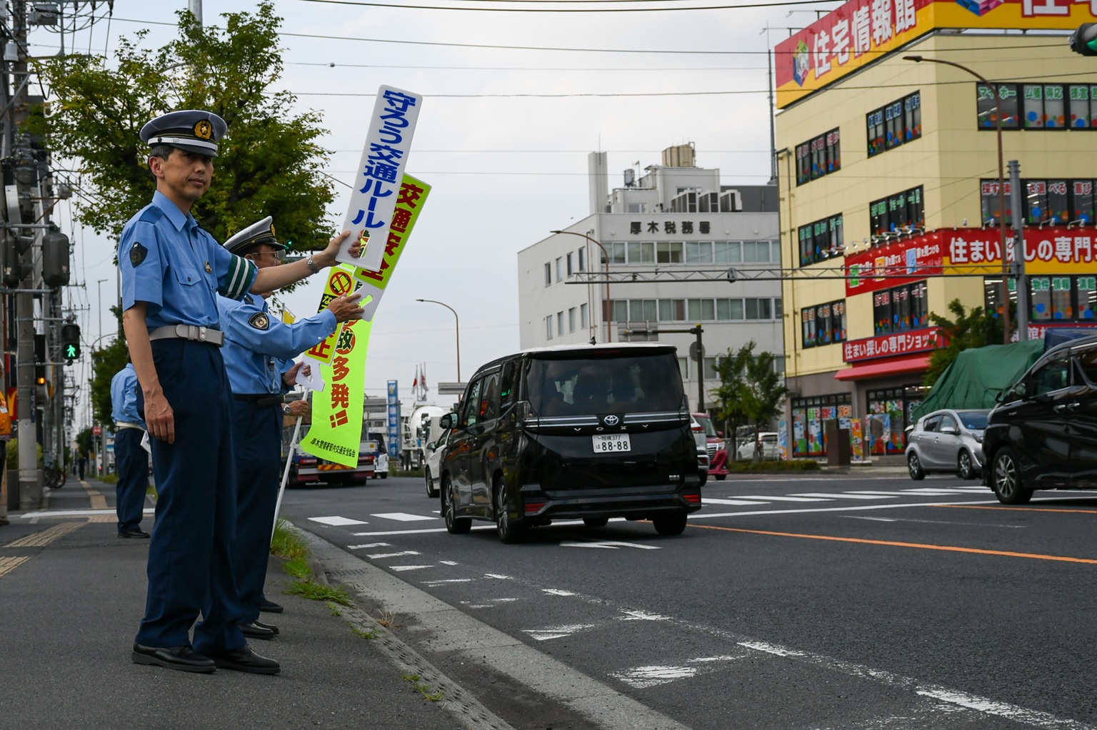 パネルや旗で安全運転を呼び掛ける様子