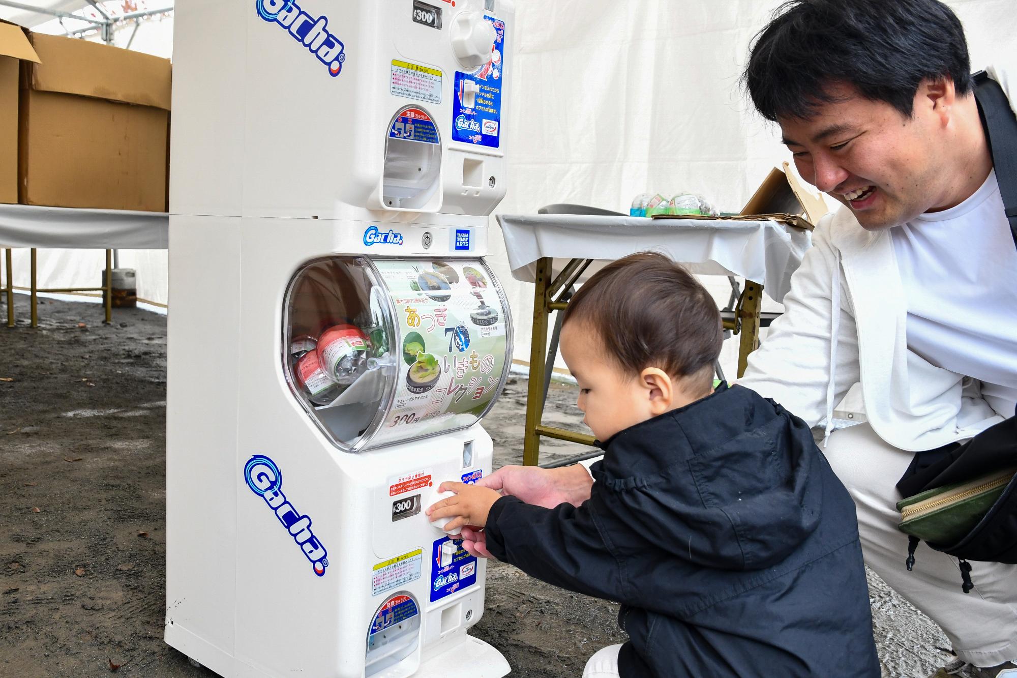 ミニチュアフィギュアをカプセルトイで限定販売