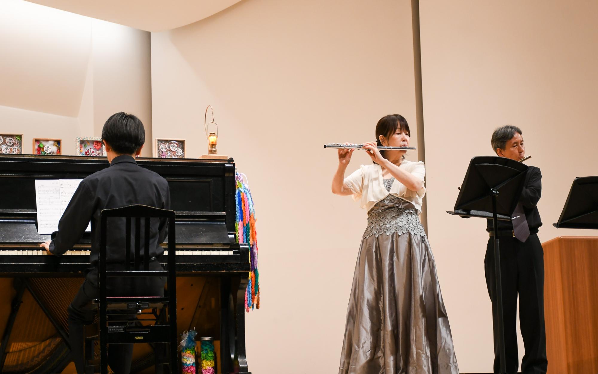 被爆ピアノの音色に合わせてフルート演奏