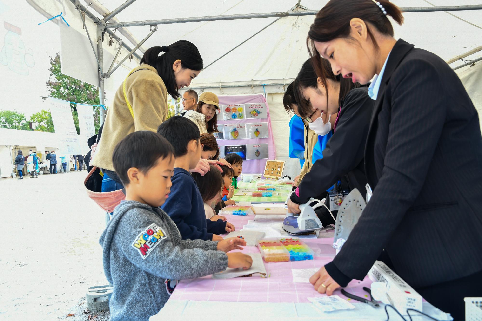 ワークショップに取り組む参加者たち