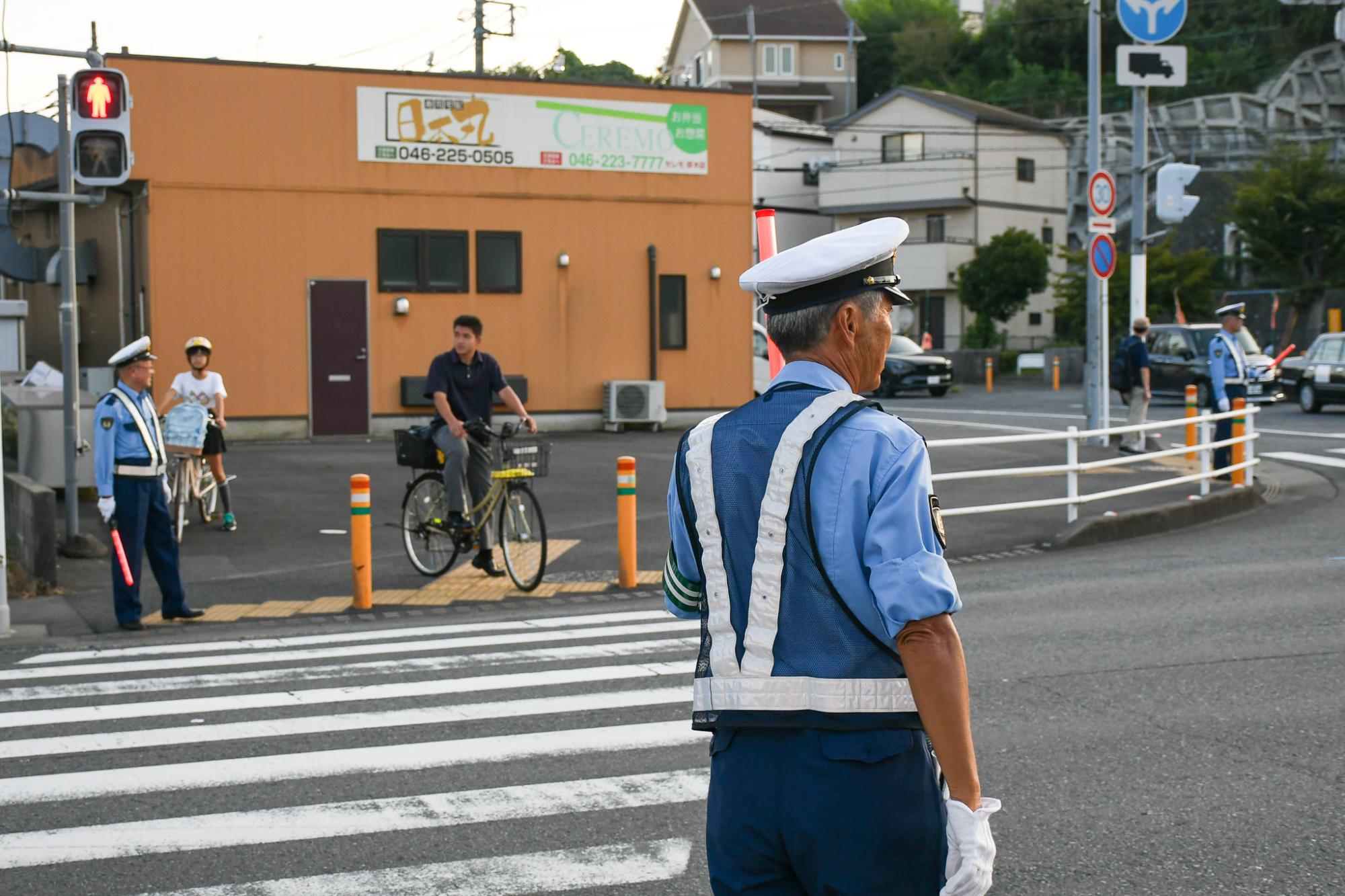 交差点で見守る交通安全指導員
