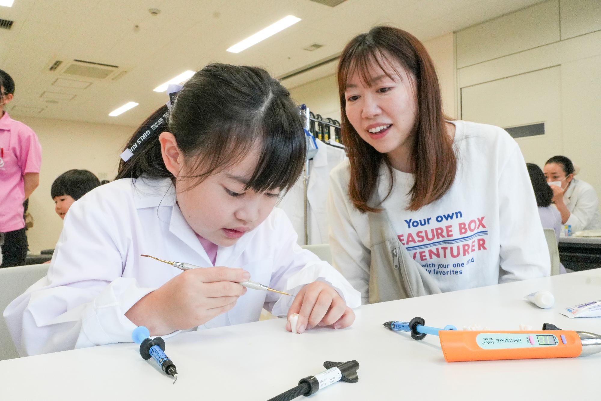 歯科医師なりきり体験で治療に挑戦