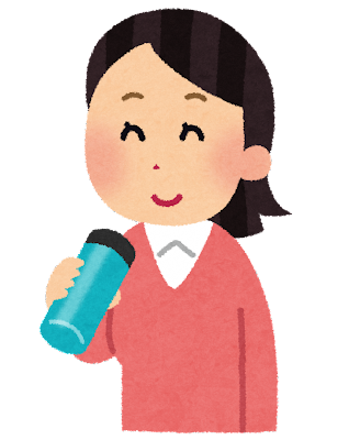 マイボトルで飲み物を飲む人