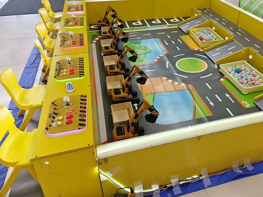 働く車体験ゲームの様子