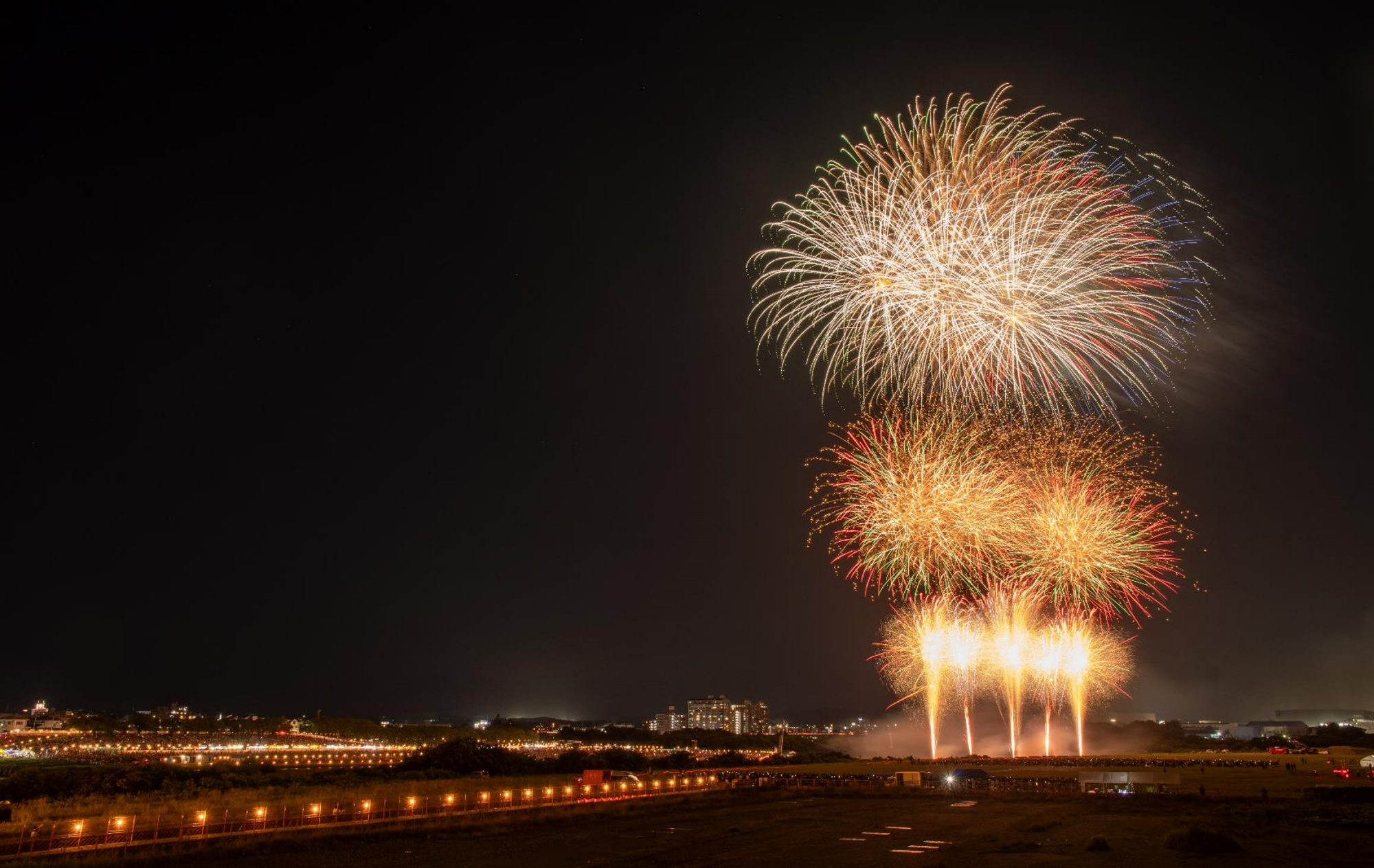 夜空に花火が打ちあがる様子