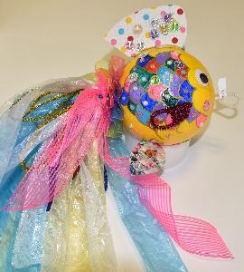 尾びれとうろこがカラフルな色で作成された魚のデザイン