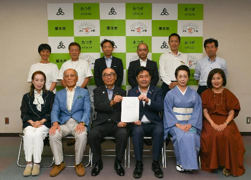 総合計画審議会の委員と山口市長との集合写真