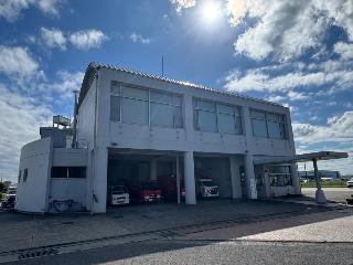 2階建ての事務所に隣接する車庫に消防車両が駐車されている北消防署睦合分署の写真