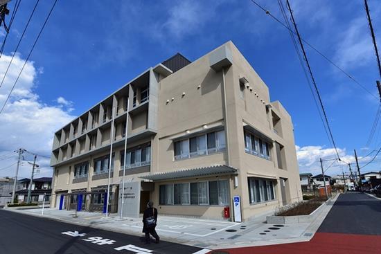 住宅街に建つ3階建ての厚木南公民館の外観写真