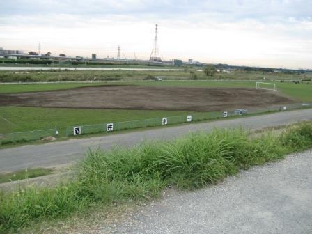 河川敷の広場にサッカーのゴールが設置してある広々とした酒井スポーツ広場を遠くから撮影した写真