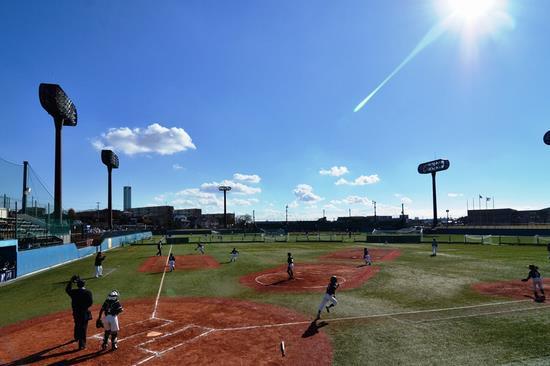 晴天の下、及川球技場で野球をしている写真