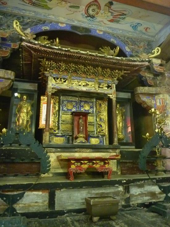 黄金が見事な妻田薬師(遍照院)にある一間厨子の写真