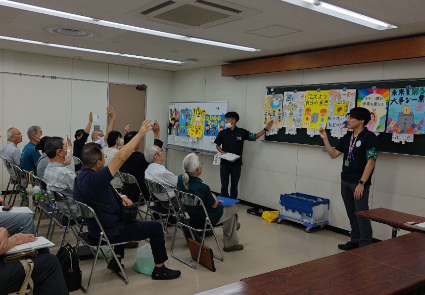 入選ポスターを選んでいる様子の写真
