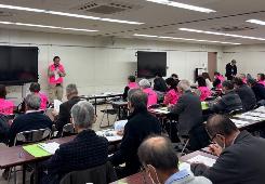 他自治体の委員の方の話を聞いている様子の写真