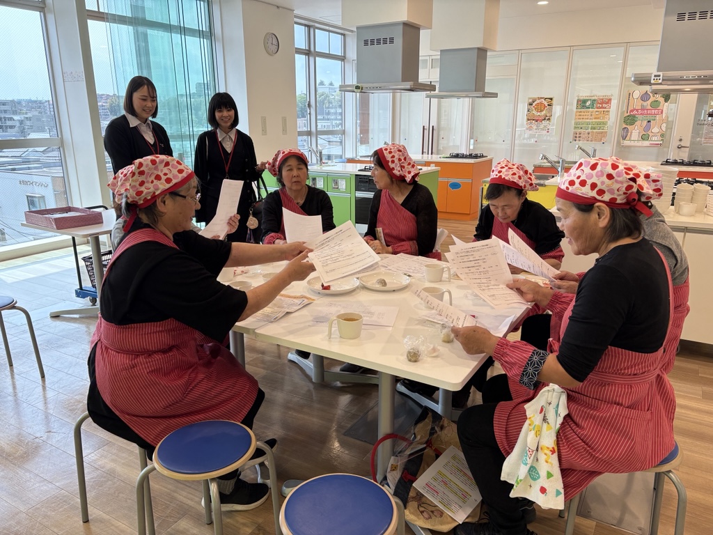 農委だより96号 女性農業者と意見交換をする様子