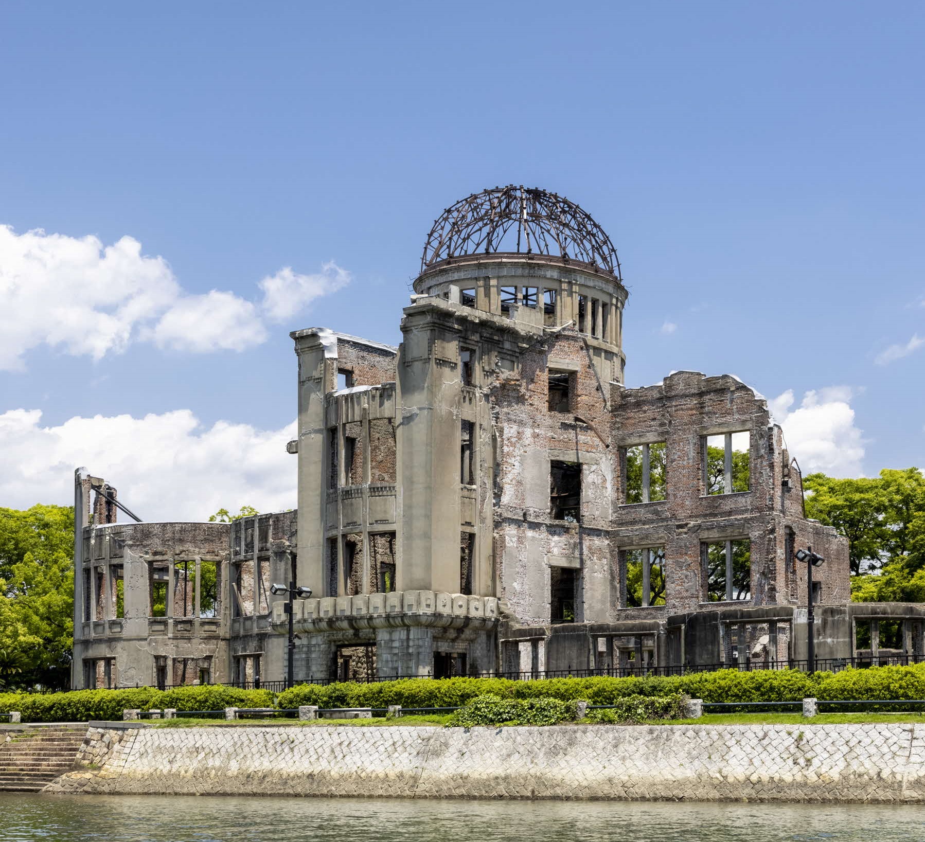 原爆ドームを西から望む(出典:広島市)