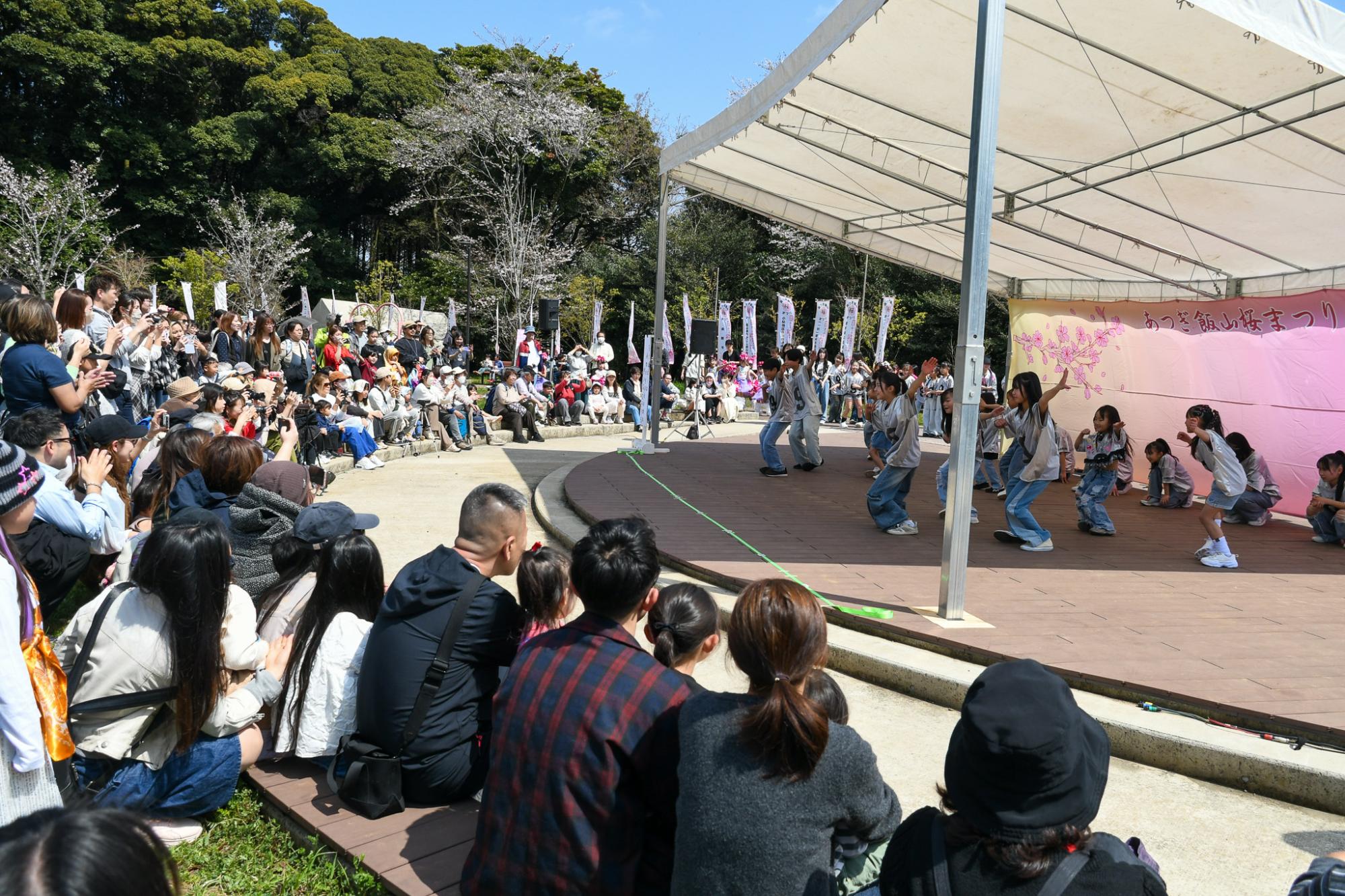 ダンスステージで盛り上がる会場