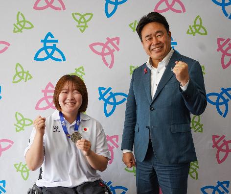 笑顔を見せる平井選手と市長