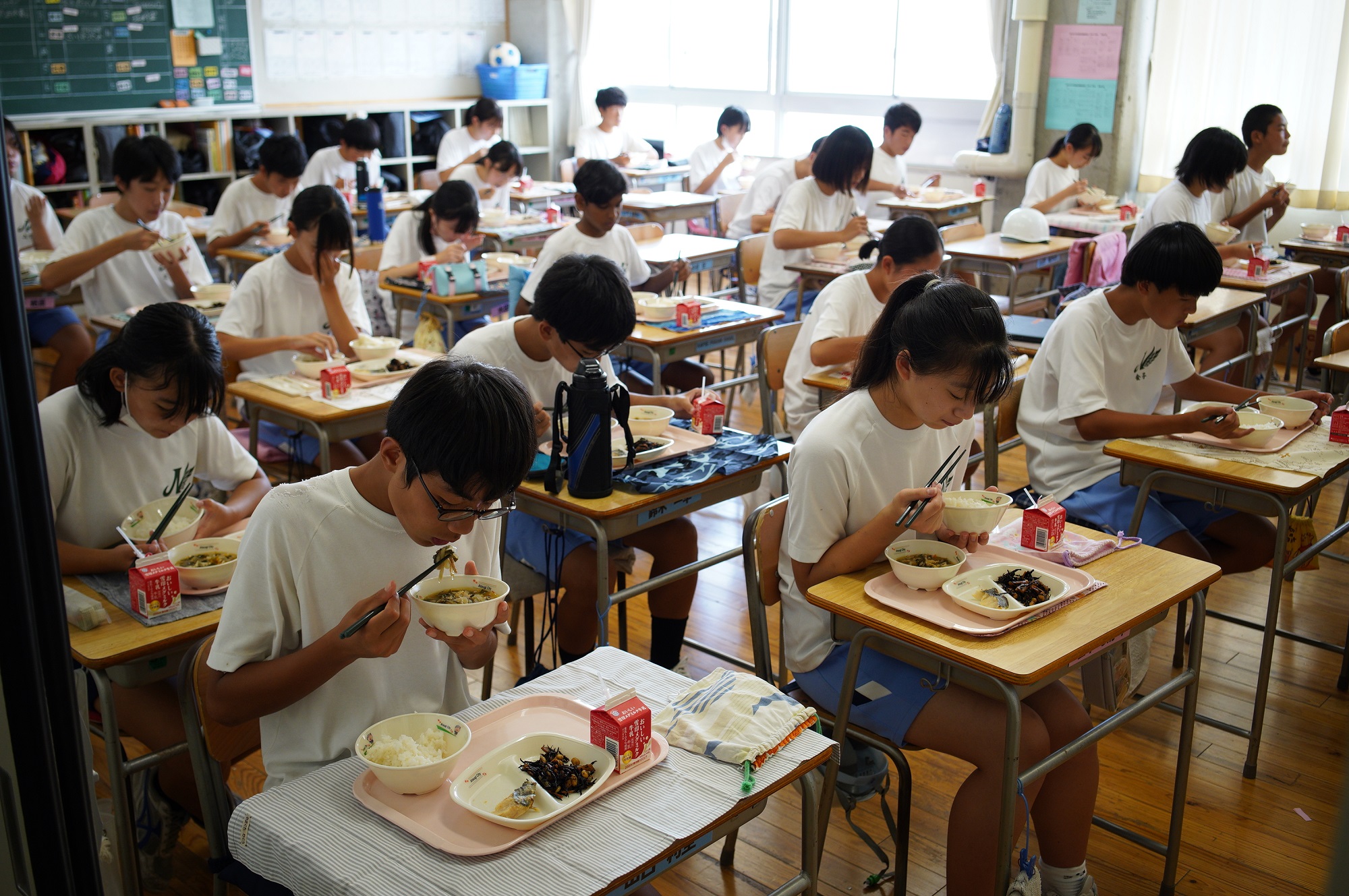 小学校で給食を食べている子どもたちの写真