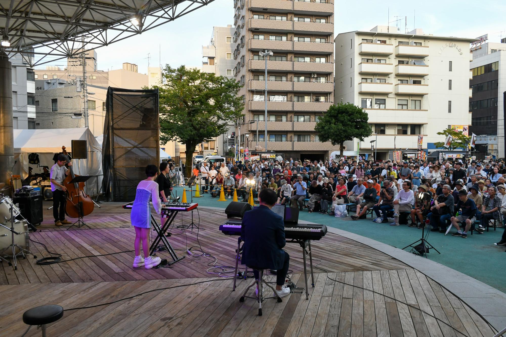息の合った演奏を披露するnicaTrioの皆さん