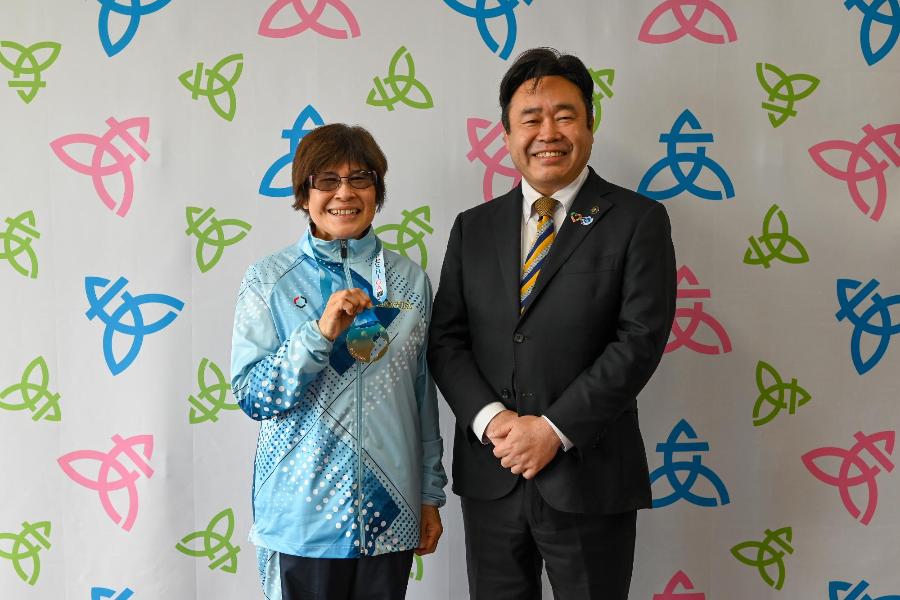 メダルをした八鍬選手と山口市長