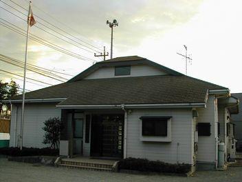 白い壁の平屋建てで、左側の掲揚台には旗が上げられている船子老人憩の家の外観写真
