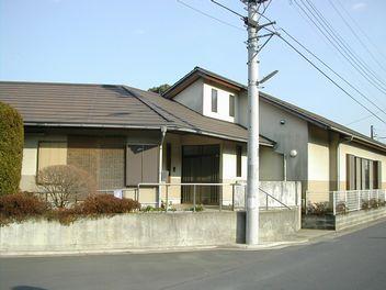 茶色い屋根で下から玄関前まで手すりが付いている日枝老人憩の家の外観写真