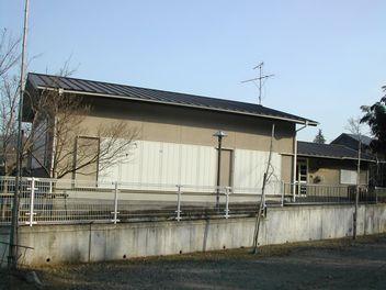 白い柵に囲まれた平屋建ての荻野久保老人憩の家の写真