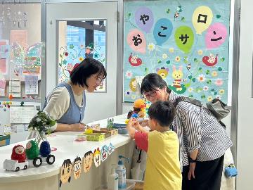親子サロン入り口で先生とおしゃべり