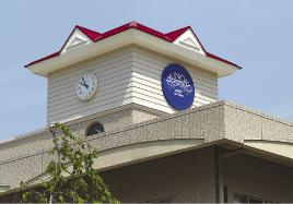 あゆのこ保育園の屋根にある時計台をアップに写した写真
