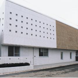 白を基調とした四角い建物の三田保育園の外観写真