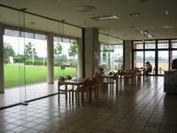 前面ガラス張りで、4人掛けのテーブルが4つ並んでいるセンター内の写真