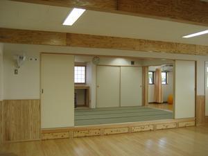 ふすまが両側に開けられ畳の和室があり、開放的な館内（和室）の写真