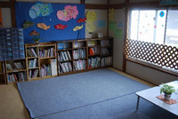 壁には色模造紙で作成された大きな口を開いている鯉のぼりが飾ってある戸室児童館の和室写真
