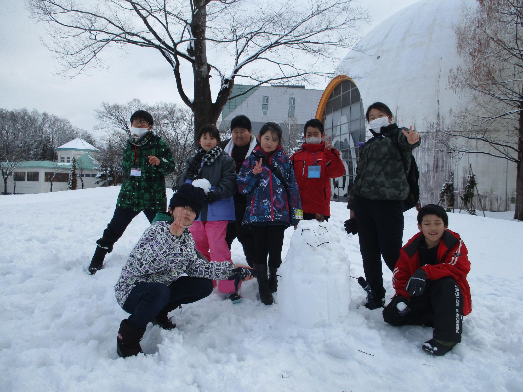 雪遊びを楽しむ児童