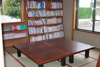 畳の部屋に本棚とテーブルが設置してある古松台児童館図書室の写真