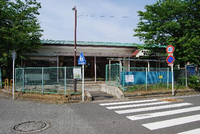 児童館を囲むように緑色の柵がしてあり、緑の屋根で平屋建ての愛甲原児童館の外観写真